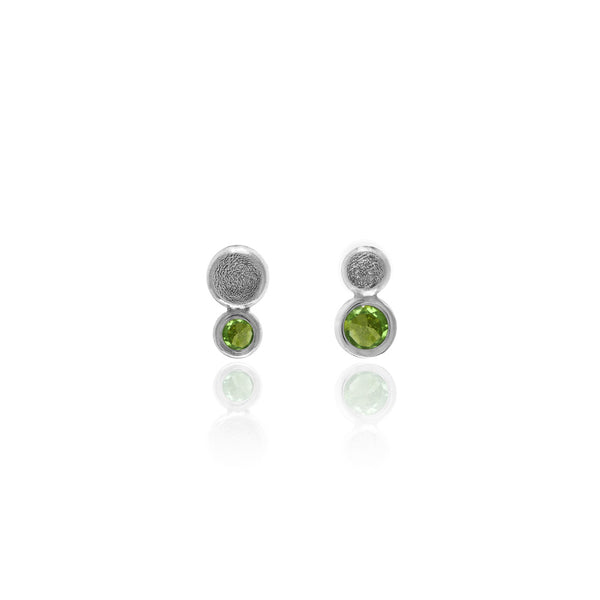 Halo mini stud earrings in textured sterling silver - peridot