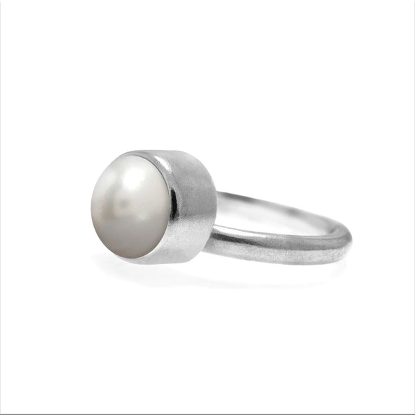 Sterling silver pearl solo ring
